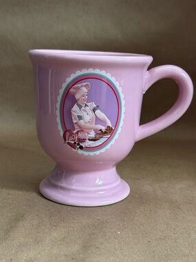 2005 I Love Lucy Candy Factory Pink Pedestal Coffee Tea Mug. 12 fl oz.